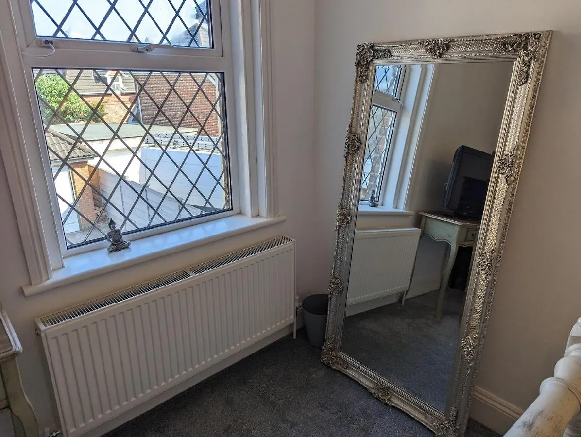 Cosy Bee And Apartment Bournemouth Bed & Breakfast